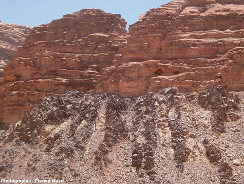 Zoom sur des grès horizontaux recouvrant en discordance un socle injecté de dykes E-O, désert de Wadi Rum, Jordanie