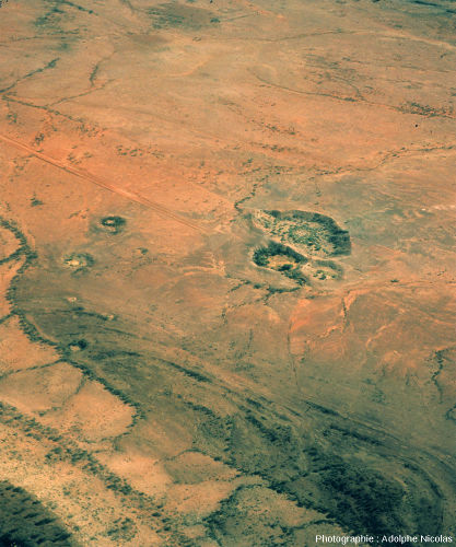 Vue aérienne (oblique) sur le champ de cratères d'Henbury, Territoire du Nord, Australie