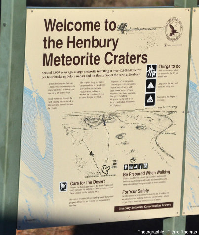 Panneau explicatif présentant aux touristes la géologie du champ de cratères d'Henbury, Australie