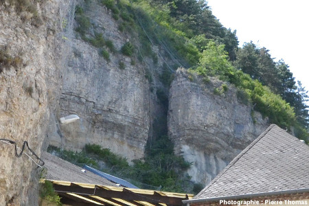 Une fracture ouverte située juste au-dessus de village et dont la partie basale est recouverte de toits et aménagée pour constituer la partie supérieure d'une "cave"