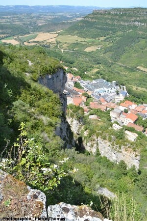 Vue du village de Roquefort depuis le Sud-Est du plateau du Combalou