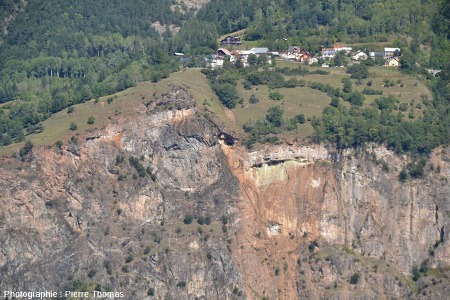 Faille normale présentant un décalage d'une cinquantaine de mètres juste sous le hameau d'Armentier le Haut (La Garde, près de Bourg d'Oisans, Isère)