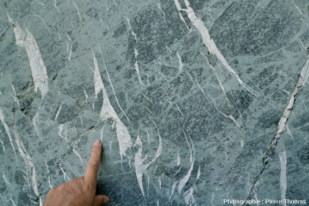 Détail de quelques fentes remplies de quartz et/ou de calcite, carrière de serpentinite de Chatillon (Val d'Aoste, Italie)