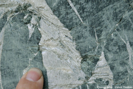 Détail sur le remplissage d'une fissure ouverte, carrière de serpentinite de Chatillon (Val d'Aoste, Italie)