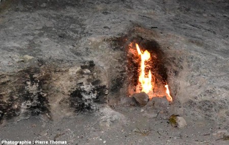 Source enflammée de méthane du site de la Chimère, Cirali, Sud de la Turquie