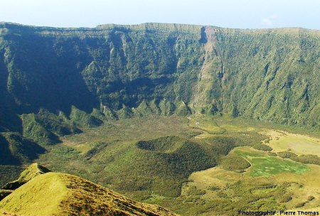 Le Capelo, petit cône de scories basaltiques intra- (et post-) caldeira de Faial (Açores)