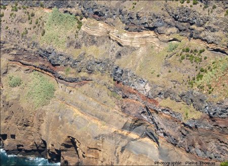 Détail de la moitié inférieure de la falaise ONO de l'île de Sao Miguel (Açores)
