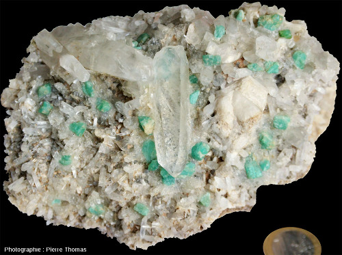 Fragment de filon hydrothermal brésilien où des émeraudes (non transparentes) ont cristallisé associées à du quartz