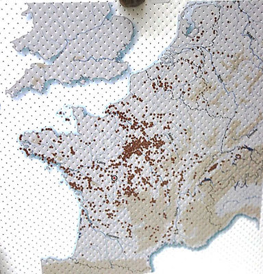 Carte de l'Europe de l'Ouest montrant les sites (points marron foncé) où ont été trouvés des lames ou des objets néolithiques en silex du Grand Pressigny