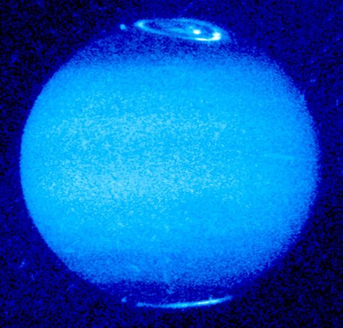 Deux anneaux auroraux simultanés, situés autour des deux pôles magnétiques Nord et Sud de Jupiter