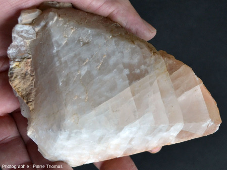 Scalénoèdre de calcite montrant les plans de clivage internes au cristal