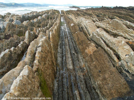 Alternances gréso-marno-calcaires quasi verticales formant l'estran de la plage de Zumaia