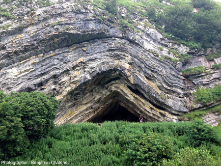En arrivant à la grotte d'Harpéa, Estérençuby (Pyrénées Atlantiques)