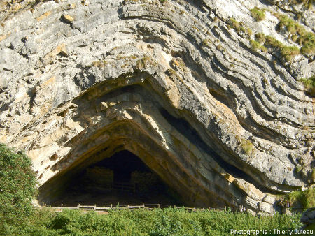 En arrivant à la grotte d'Harpéa, Estérençuby (Pyrénées Atlantiques)