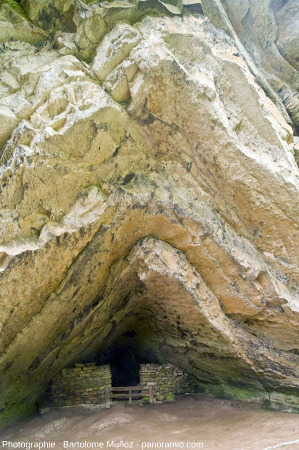 En entrant dans la grotte d'Harpéa, Estérençuby (Pyrénées Atlantiques)