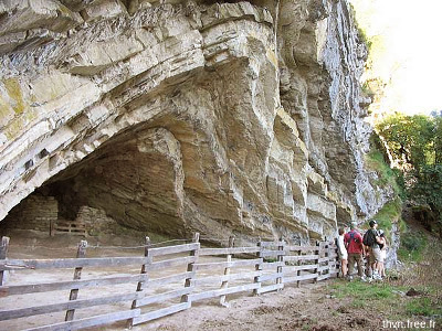 Détail sur les alternances marnes-calcaires de l'entrée de la grotte d'Harpéa