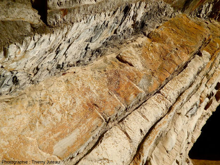 Zoom sur les alternances marno-calcaires de l'entrée de la grotte d'Harpéa, Estérençuby (Pyrénées Atlantiques)