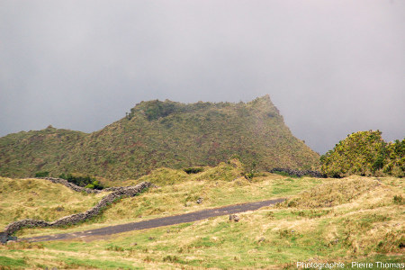 Vue globale sur la partie sommitale d'un cône adventif à bords raides, sur le flanc Ouest du Pico