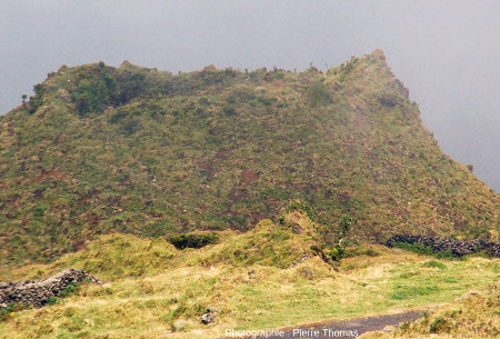 Zoom sur la partie sommitale d'un cône adventif à bords raides, sur le flanc Ouest du Pico
