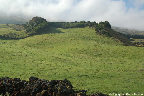 Vue sur un autre cône adventif du Pico (Açores), cône largement égueulé