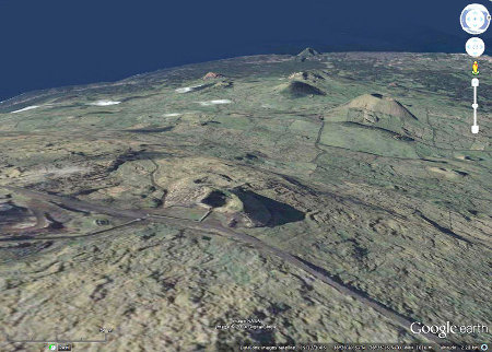 Vue d'une partie du champ de cônes adventifs sur le flanc Ouest du Pico (Açores)
