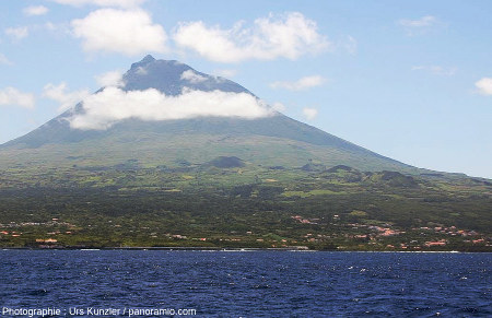 Le volcan Pico (2351 m) et ses cônes adventifs situés à sa base vus depuis la mer