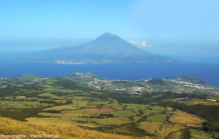 Une image rare : le Pico presque sans nuage vu depuis le sommet de l’île de Faial