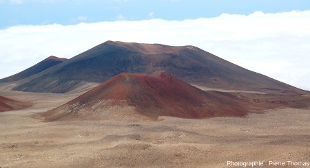Deux cônes de scories dans la zone sommitale du Mauna Kea, respectivement à 2800 et 4700 m au NE du sommet