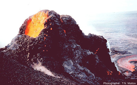 Spatter cone en cours d'édification en 1992 (3 mars) sur les flancs du Pu`u `O`o (Hawaï)