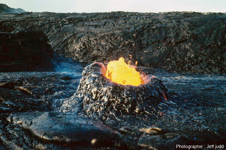 Spatter cone en cours d'édification en 1970 (20 mai) dans le cratère Aloi (Hawaï)