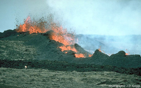 Alignement de spatter cones en cours d'édification en 1984 (26 mars) sur le Mauna Loa (Hawaï)