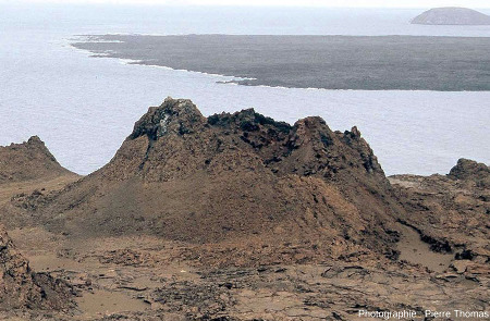 Gros plan sur un spatter cone de l'île de Barlome aux Galapagos