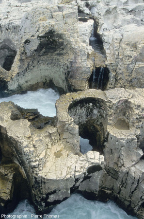 Détail de marmites de géant vues depuis la rive droite de la Cèze