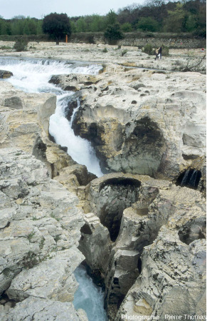 Détail de marmites de géant vues depuis la rive droite de la Cèze