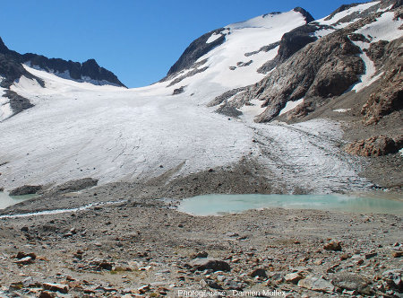Détail de la rive gauche du glacier de Saint Sorlin et de son petit lac