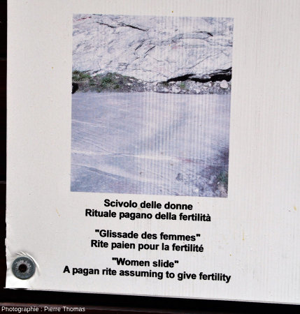L'un des panneaux explicatifs du géosite archéologique de Bard, Val d'Aoste, Italie