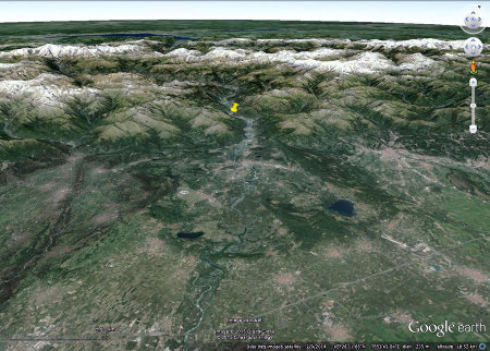 La vallée de la Dora Baltea (avec le géosite archéologique de Bard, punaise jaune) et son débouché dans la plaine du Pô (au premier plan)