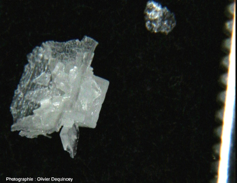 Vue de l'intérieur de la pyramide creuse d'un cristal de fleur de sel (halite)