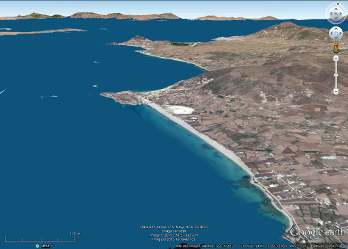 Vue aérienne de la lagune de Mikri Vigla, juste au centre de l'image, île de Naxos, Grèce