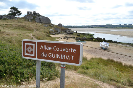 Pancarte indiquant l'existence de cette allée couverte de Guinirvit, peu connue