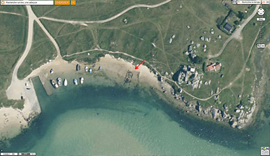 Vue aérienne de la plage où est située l'allée couverte de Guinirvit , Baie de Kernic, Plouescat (Finistère)