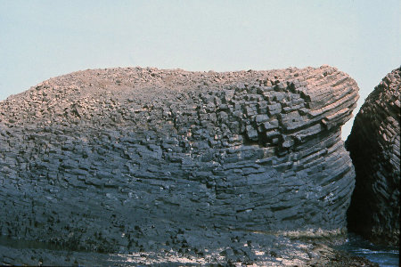 Prismes « en arcs » de grande longueur (> 50 m), dont la partie médiane est disposée à plat, pointe Sud de l'île de la Madeleine