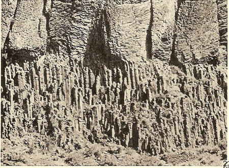 Coulée basaltique avec vraie colonnade et entablement à structure « en arcs », Columbia River, USA