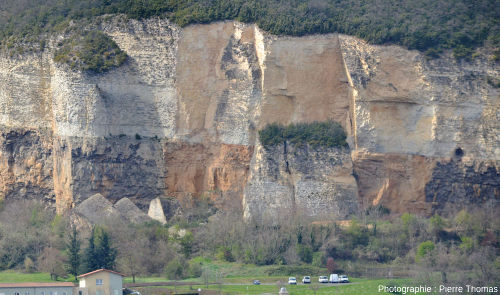 La falaise de Couzon au Mont d'Or et le bloc éboulé en 1993 mais resté vertical