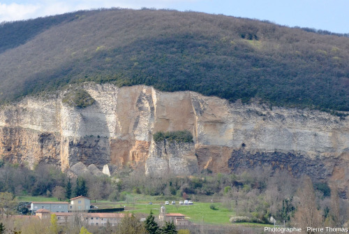 La falaise de Couzon au Mont d'Or et le bloc éboulé en 1993 mais resté vertical