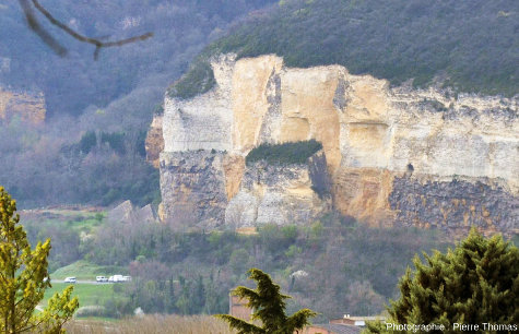 Vue, depuis le Nord-Est, sur la falaise de la carrière de Couzon au Mont d'Or et le bloc éboulé en 1993 mais resté vertical