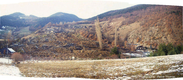Vue globale, une semaine après, du glissement de terrain du 8 janvier 1994 ayant eu lieu à la Salle en Beaumont, Isère