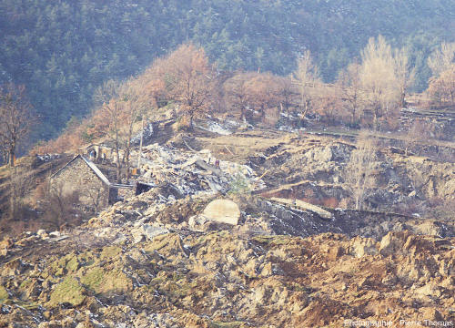 Zoom sur la "rive droite" (bord Ouest) du glissement de terrain de la Salle en Beaumont (Isère), janvier 1994