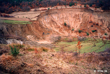 Zone d'arrachement et parties amont du glissement de terrain de la Salle en Beaumont, 8 janvier 1994
