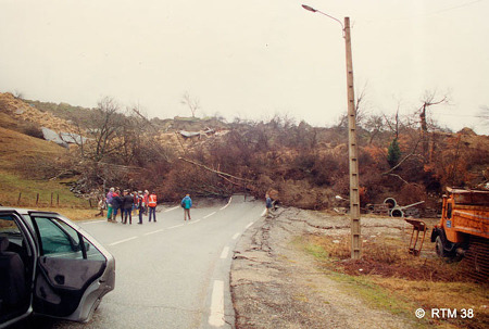 Bord Ouest du glissement de terrain de la Salle en Beaumont recoupant la RN85 (la fameuse "Route Napoléon"), 8 janvier 1994